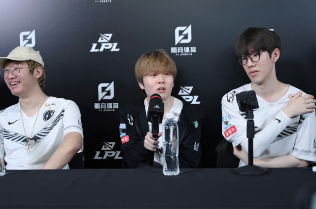 符合他们在 符合他们在